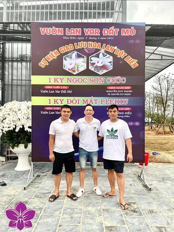 Ca Sỹ Duy Mạnh chụp ảnh với 2 anh em sinh đôi chủ vườn lan var Đất Mỏ mặt bông 5CT Ngọc Sơn Cước